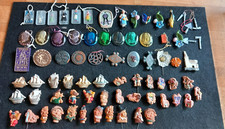 Sammlung von 75 Stück WHW Winterhilfswerk Abzeichen, Anstecknadeln, Figuren