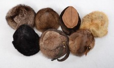 Z535 MÜTZEN KONVOLUT PELZ FUCHS HUT LAMMFELL BISAM PELZMÜTZE WASCHBÄR MÜTZE