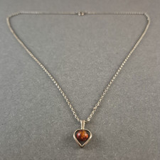 Zarte Silberkette mit Bernsteinherz – Romantische Eleganz