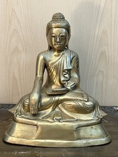 Buddha Statue im Mandalay-Stil