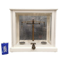 HISTORISCHE APOTHEKERWAAGE Feinwaage Balkenwaage Waage im Glaskasten Vitrine