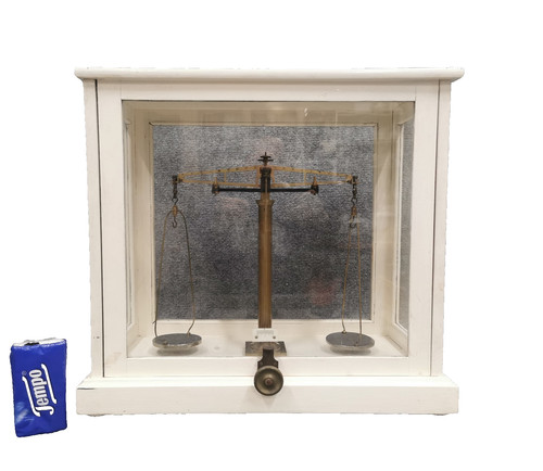 Historische apothekerwaage in - historische,