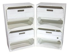 Breite weiße Holzkiste