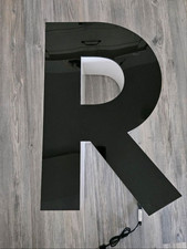 LED Leuchtbuchstabe R aus