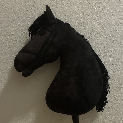Schwarzer plüsch pferdekopf - schwarzer, plüsch-pferdekopf