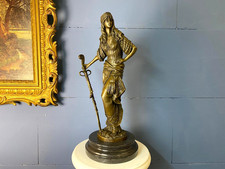 Bronzeskulptur Berberin mit Gewehr Kabyle Frau von Algerien nach Guillemin