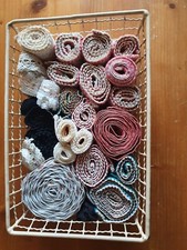 großes konvolut  alte borte und bänder im schönen alten drahtkorb-ca28x18x8,5cm