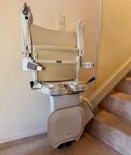 Handicare 1100 Treppenlift für gerade Treppenläufe 2 Fernbedienungen & Schiene