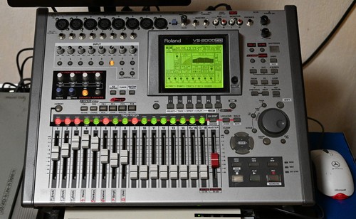 Roland 2000 monitor - roland, cd,