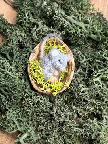 Schlafende filzmaus walnuss - schlafende,