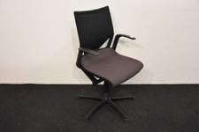 Wilkhahn Besprechungsstuhl, grau/anthrazit, Rückenteil schwarz, Armlehne, Fuß sc