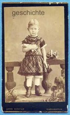 Foto, Kind mit Spielzeug