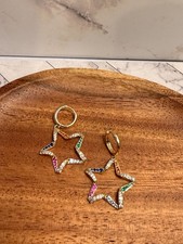 Goldfarbene Stern-Ohrringe mit