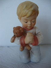 GOEBEL Junge betend mit Teddybär