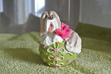 Bearded Collie Figur auf einem Ei das zu öffnen ist mit Baby drinn