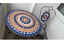 Tisch und Stühl für Den