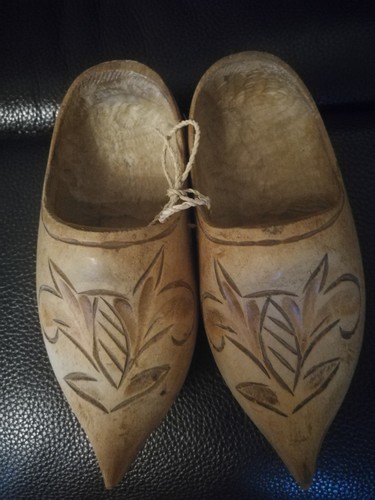 Sehr kleine geschnitzte - sehr,
