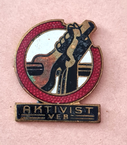 Anstecker ddr aktivist - ,