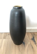 Anthrazit farbene Bodenvase
