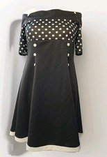 Schwarzes Kleid mit Weiß