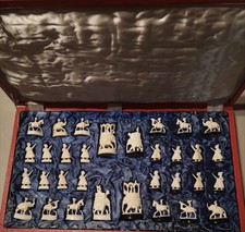 Indisches Schachspiel, handgeschnitzt aus Bein, vielleicht nepalesisch, mit Box