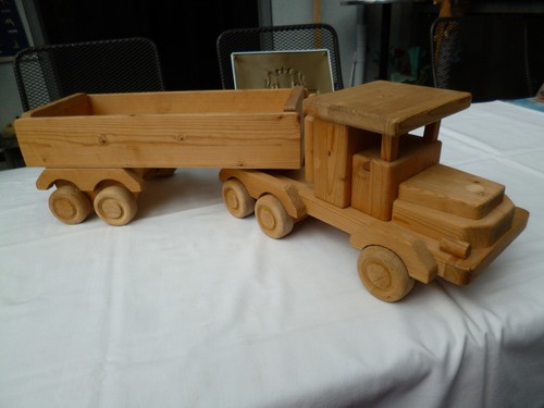 Holzauto riesiger holz lkw - riesiger,