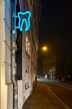 Leuchtzahn Neon Werbung für Außen für Zahnarztpraxis