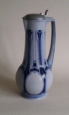 Peter Behrens für Simon Peter Gerz. Kanne mit Zinndeckel. Blau bemalt. Salzbrand