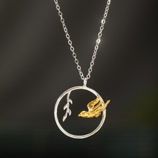 L04 Kette Anhänger fliegender goldener Vogel Schwalbe Blätterzweig Silber 925