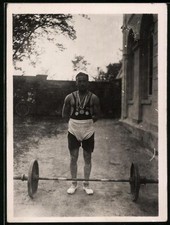 Fotografie Gewichtheber mit Medaillen und Langhantelstange, Weightlifter 
