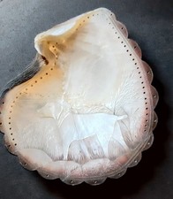 Perlmuttmuschel GRATISVERSAND handgeschnitzt 13x15 cm. Mindestens Jahre alt.