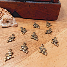 10 Hexe Hexen Kettenanhänger