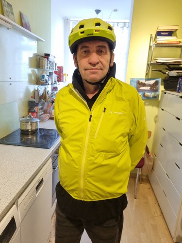 Fahrradhelm mit regenjacke - fahrradhelm,