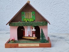 altes Wetterhäuschen aus dem Erzgebirge mit Holzfiguren vintage Holzhaus