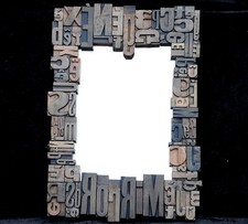 Unikat: Spiegel mit Collage aus Holzbuchstaben antik Holzlettern Druckerei ABC