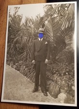 Mann im Anzug mit Hut in einem