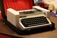 daro Erika 32/42 (1966) Klein-/ Reiseschreibmaschine DDR/ Typewriter GDR