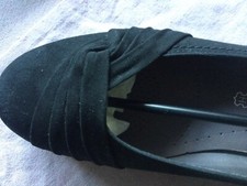 Schwarzer Wildleder Pumps-1