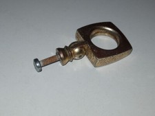 Pos 1) 1 Griff (Schrankklappe)