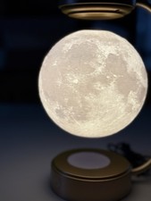 Schwebende Mondlampe magnetisch – 3D-Mond Ø ca. 14 cm, Goldbogen, mit Netzteil