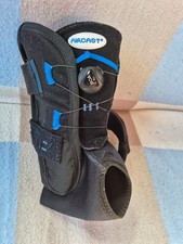 AIRCAST® AIRGO PLUS Sprunggelenkorthese - schwarz - getragen - Gr. M rechts