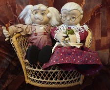 Oma und Opa auf Rattanbank Vintage