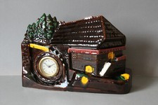 figürliche mechanische Kaminuhr Tischuhr Buffetuhr Keramik Schwarzwaldhaus