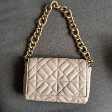 Handtasche Beige Von Zara Gesteppt Mit Breiter Kette Vergoldet