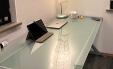 Privat: Cooler Glas-Schreibtisch