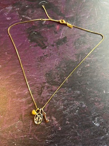 Pilgrim kissing charm - kissing,