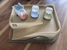 Parkgarage aus Bioplastik mit drei Fahrzeugen (Dantoy)