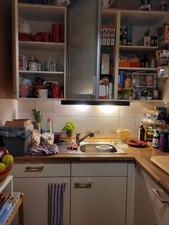 Kleine Einbauküche mit HERD