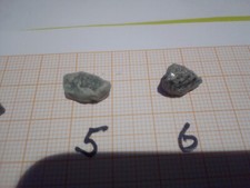 kleine Roh - smaragde wie abgebildet im Originalgestein nr s6