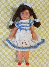 Alte Puppe Frau Mädchen mit Perücke Zöpfe 10 cm 50er/60er J. Puppenhaus Stube